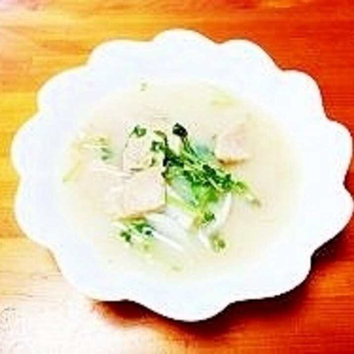 コンソメ風味♪豆苗＆新玉葱と大豆ミートの豆乳スープ